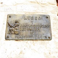 Placa a la entrada del Museo del Encaje