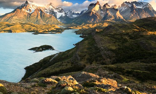 Excursión de día completo al Parque Nacional Torres del Paine con inicio y/o termino en la ciudad de Punta Arenas o Puerto Natales. Con recorrido por Cueva del Milodón y principales lugares del parque Nacional Torres del Paine como mirador Lago Pehoé, Salto Grande, Lago Sarmiento, vista privilegiada de las Torres por el sector de Laguna Amarga,Mirador del Lago Nordenskjöld,Administración del Parque, Lago Grey, Lago Toro, Lago Porteño. Recogida y regreso en domicilio.