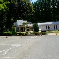 入口駐車場から左奥建物へ