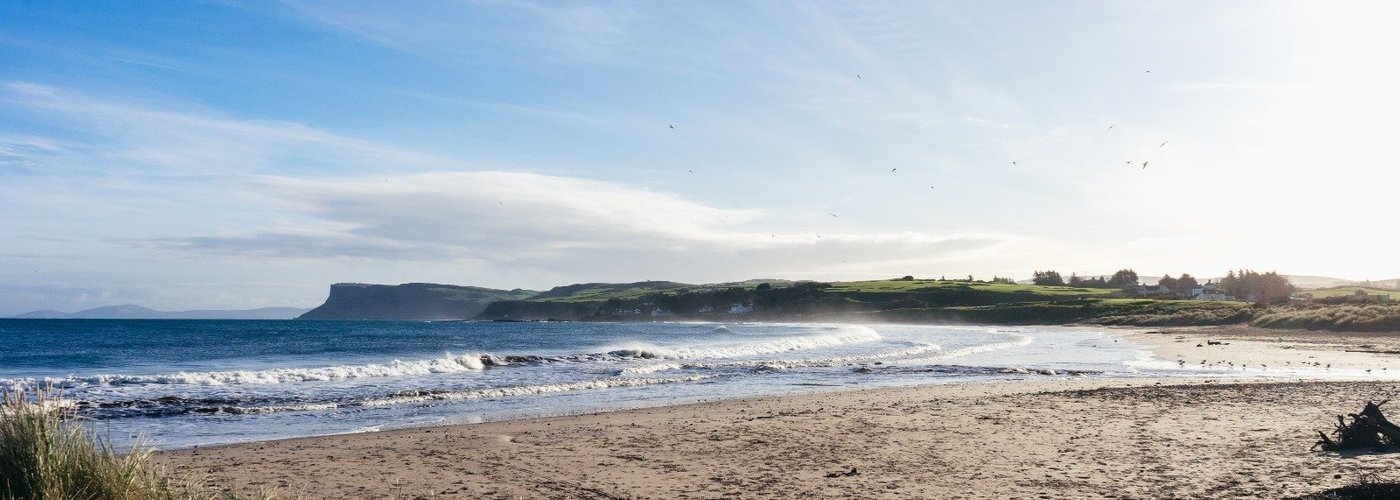 **** IRLANDA DEL NORD **** Timide mattine di sole in Irlanda. La bellissima spiaggia di Ballycastle. Non gli si darebbe un centesimo, ed invece questo è il panorama in una fredda mattina di Marzo.