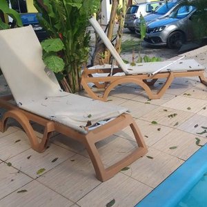 Área da piscina sem manutenção.