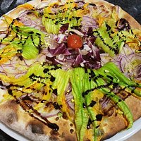 Pizza MAREMMANA ESTIVA
(mozzarella, cipolla rossa, fiori di zucca, aceto balsamico, pistacchi)