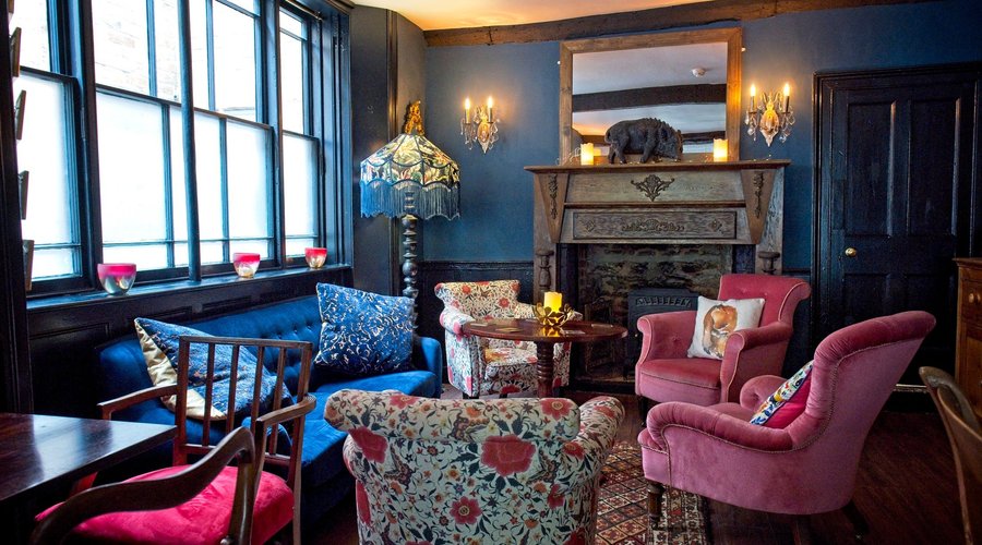 Our stylish and comfortable bar. The perfect stop for a cocktail before dinner and just a relaxing drink.