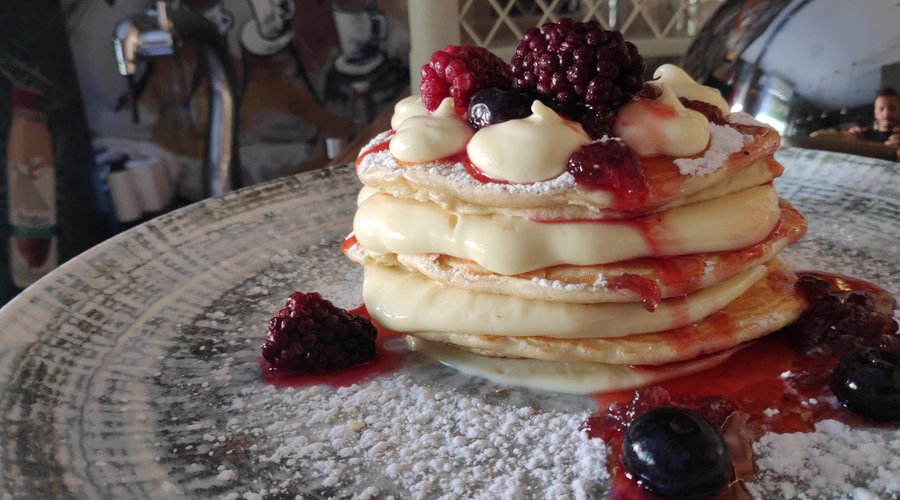Pancakes με χειροποίητη κρέμα πατισερι και φρούτα του δάσους.