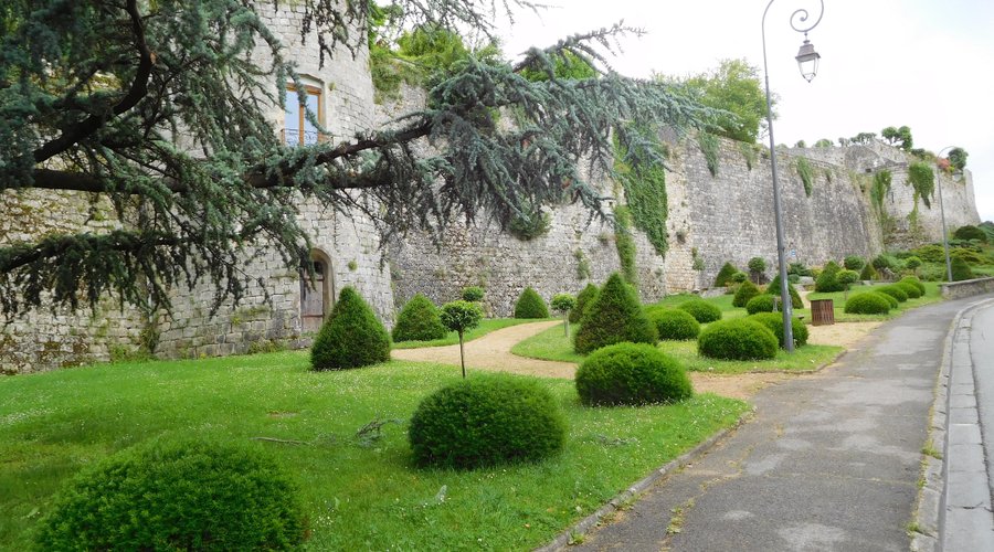 Teen girls in Château-Thierry