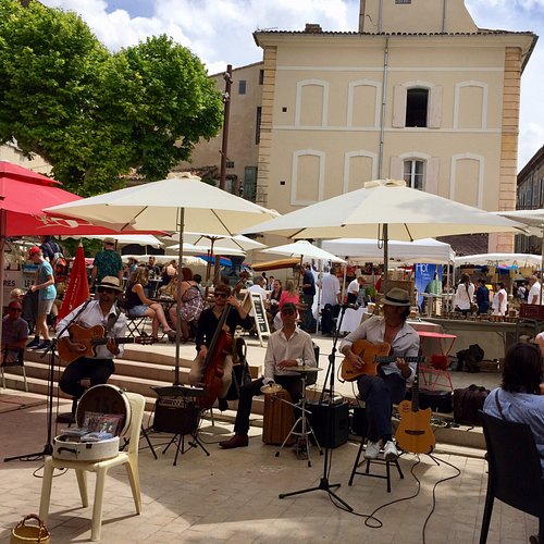 Dieppe, francia - 17 novembre 2019: spille vintage vendute al mercato delle  pulci in francia