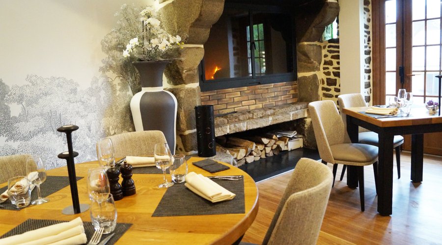 Notre Salle arrière avec vue sur la cheminée et le jardin du Restaurant...