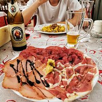 Antipasto fumè con petto d'oca e salumi di Ovaro