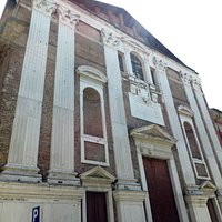 La facciata con il timpano incompiuto
