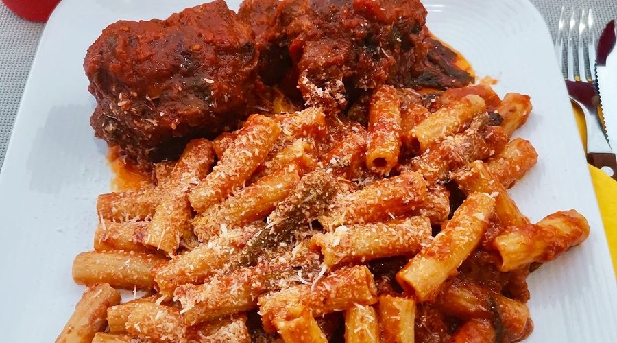 Special del miércoles 
Coda alla vaccinara e rigatoni