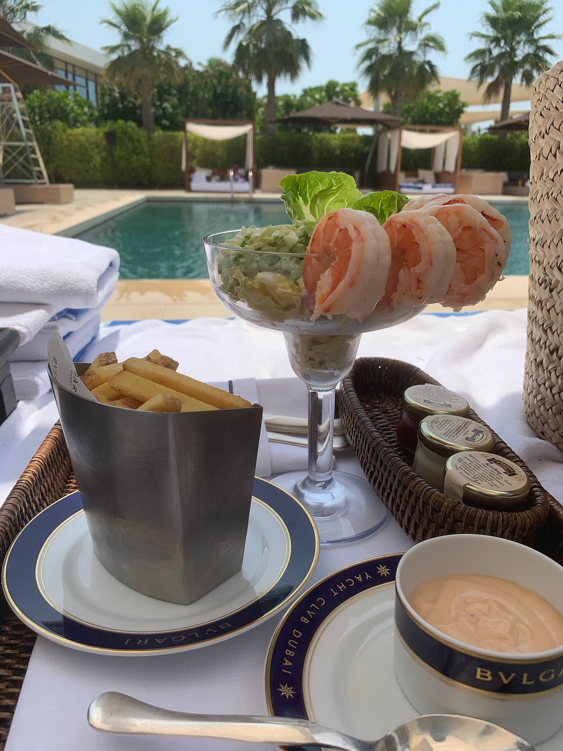 Завтрак в дубае. Bulgari Hotel Dubai. Дубай завтрак в отеле. Bvlgari Resort Dubai бассейн. Блю Вотерс Дубай завтрак.