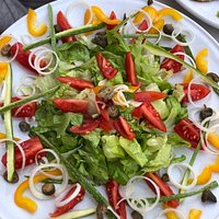 ....ho chiesto ( fuori menu') un 'insalata mista e guarda che splendida tavolozza !!!