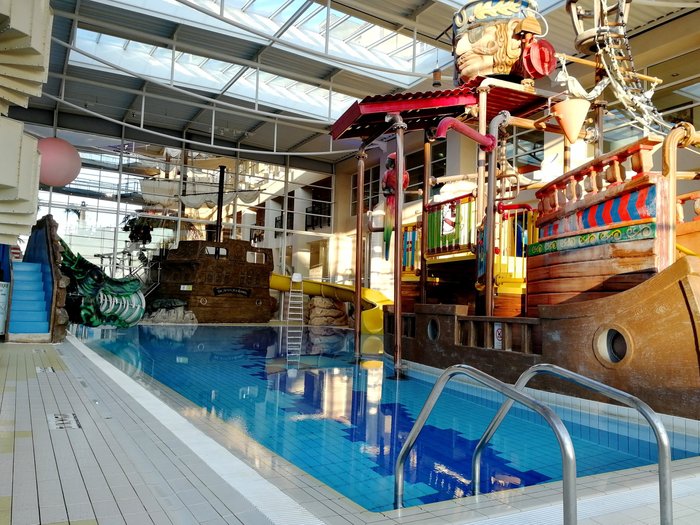 Explorers Hotel at Disneyland Paris Pool: Pictures & Reviews - Tripadvisor