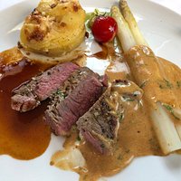 T-Bone Steak mit Spargel, Sauce Bernaise und Kartoffelgratin