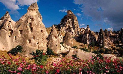 Kapadokya, doğanın bir sanat eseri gibi ince ince işlediği büyülü bir coğrafya. Adını Kapadokya Krallığı'nın eski ismi olan “Katpatuka”dan alan Kapadokya...