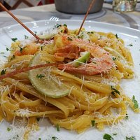 Linguine cacio e pepe con gamberi, crema di scampi e lime...👌