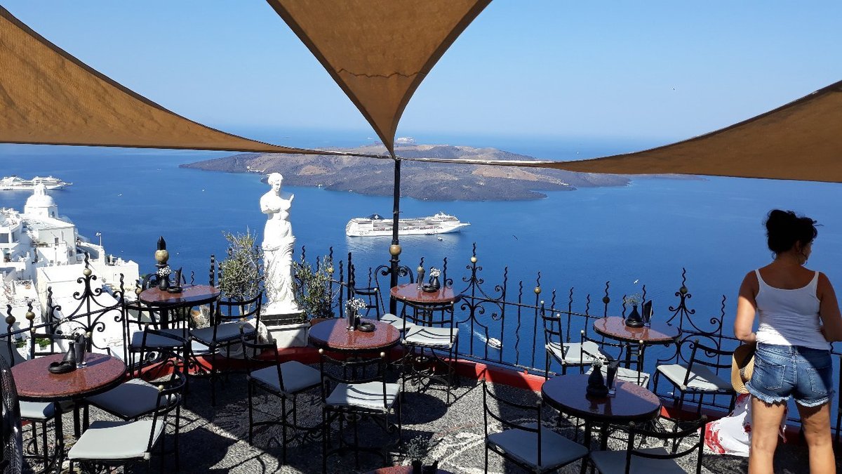 15 Best Bars & Clubs in Santorini - Dancing, Nightlife, Sunset Views