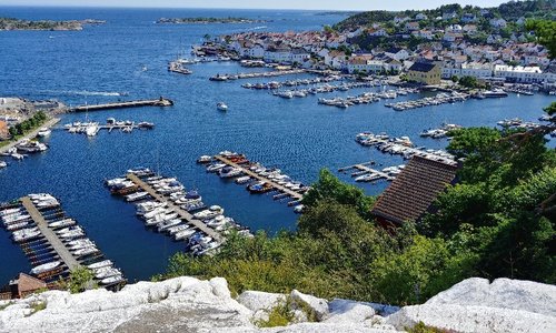 16th century sailing mark in Risør,  Norway 🇳🇴  The white, Risør-flekken (the Risør splotch)  -one of the Oldest sailing marques in Norway