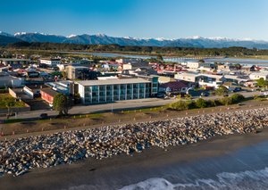 Beachfront Hotel Hokitika in Hokitika, image may contain: Waterfront, City, Cityscape, Urban