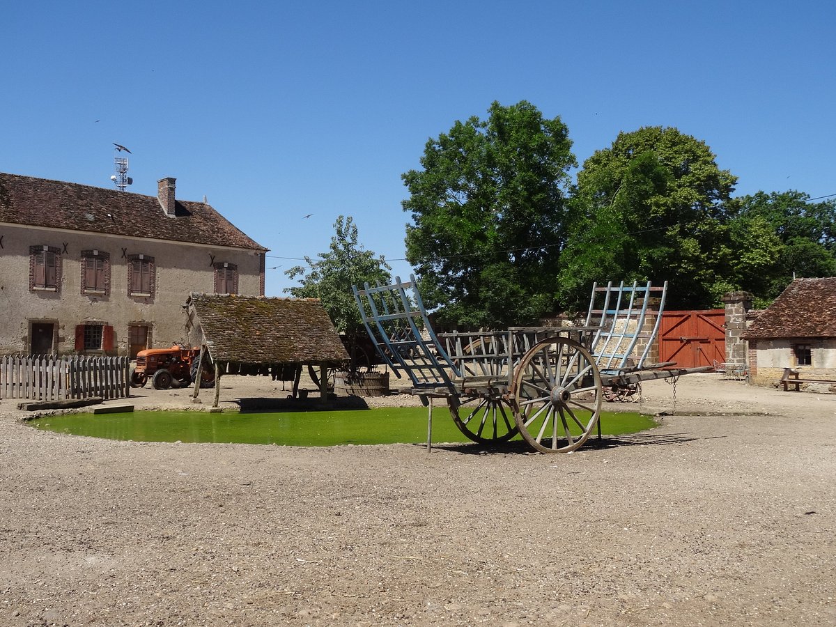 Ferme du château de Saint-Fargeau en Bourgogne (Officiel)