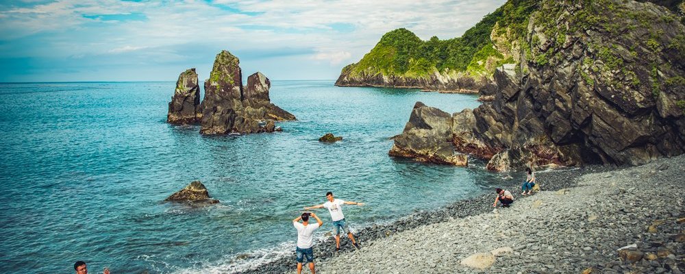This little pebble beach right beside the tiny Fenniaolin Fishing Harbor at Dong'ao in Yilan County has become a very popular spot for taking photos. It can become crowded on weekends.