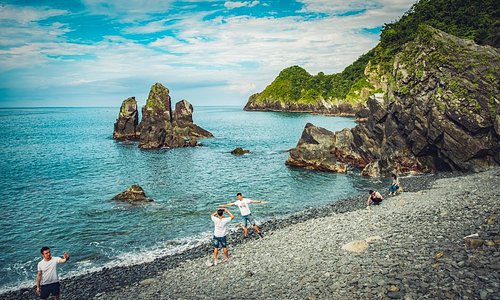 This little pebble beach right beside the tiny Fenniaolin Fishing Harbor at Dong'ao in Yilan County has become a very popular spot for taking photos. It can become crowded on weekends.