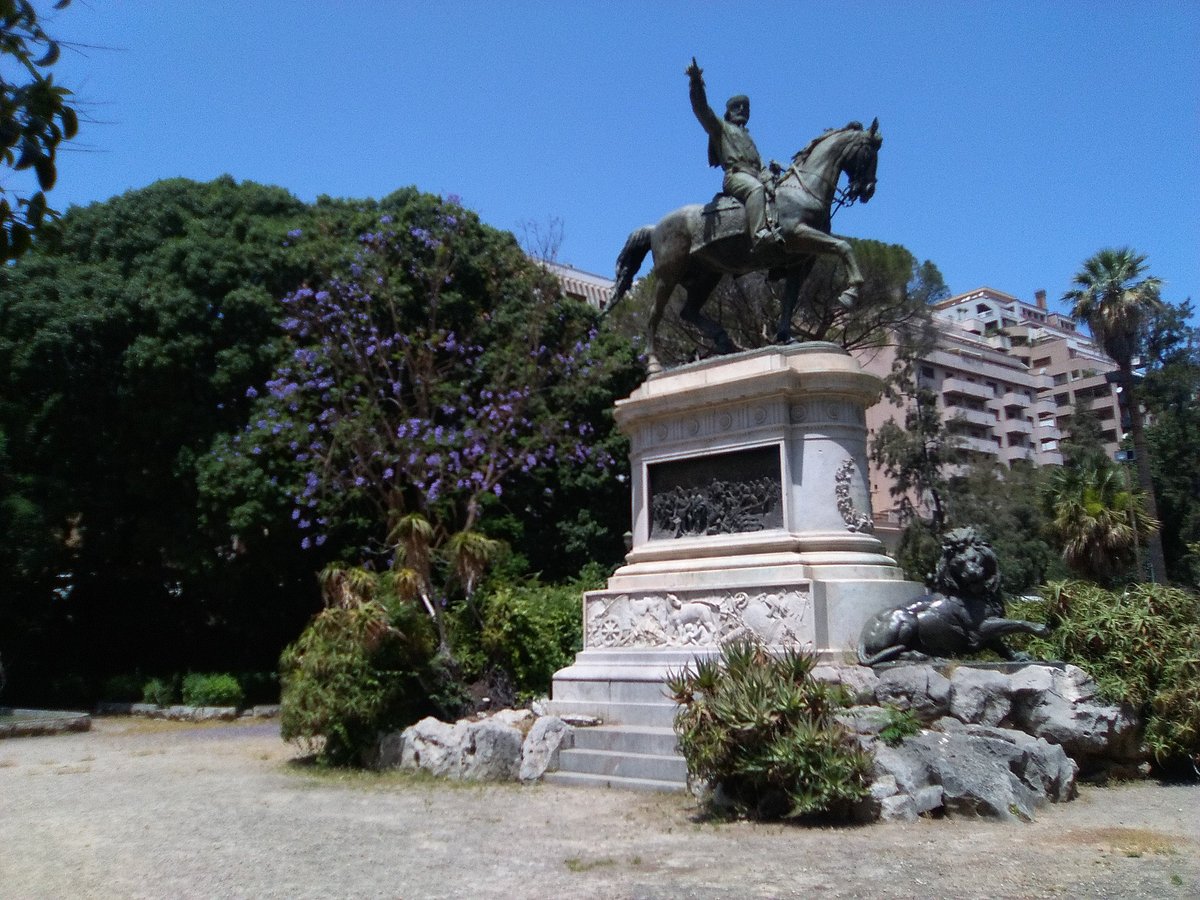 La statua a Giuseppe Garibaldi nella villa Falcone - Morvillo