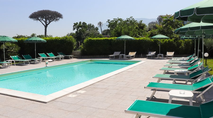Piscina con solarium attrezzato
