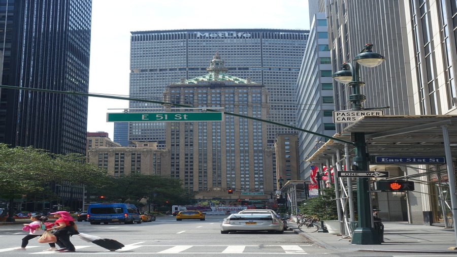 Il Metlife Building, con la sua caratteristica  e massiccia forma di ottagono schiacciato, domina Park Avenue in posizione trasversale.