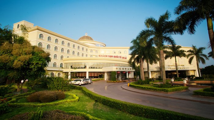 Li Lai International Hotel là một khách sạn đẳng cấp cao tại Móng Cái, với các tiện nghi đẳng cấp và chất lượng dịch vụ tuyệt vời. Hình ảnh này làm cho bạn muốn trải nghiệm khách sạn này thật sự. Hãy tham khảo các hình ảnh để cảm nhận cách khách sạn này mang đến sự nghỉ ngơi tuyệt vời cho những chuyến đi của bạn. 