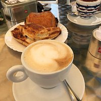 Colazione al fresco nel dehor dello storico Bar Gelateria Italia...dolci buonissimi da pasticceria, aperitivi ottimi, gelati da leccarsi i baffi...se è STORICO un motivo ci sarà! 🤩