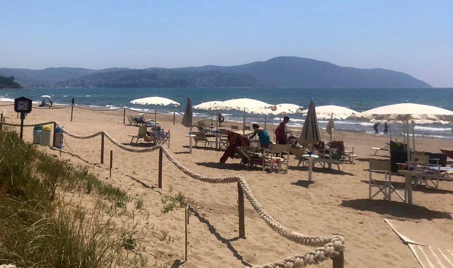 la spiaggia privata con ombrellone, lettino e sedia compresi nel prezzo