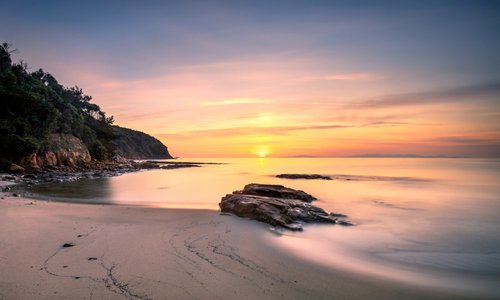Questa suggestiva caletta si trova all’interno della riserva naturale delle Bandite di Scarlino, nella Maremma Toscana. Si chiama Cala Violina: non ha grandi dimensioni, ma è unica al mondo perché la sabbia della spiaggia, quando viene calpestata e in assenza di altri rumori, emette un suono che ricorda la voce di un violino.