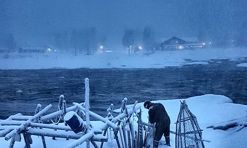Visiting in Kukkolaraft, pick up burbut fishnets and Icefishing

Tornionjoki river is the biggest free-flowing river in Europe in which whitefish and salmon spawn. Kukkolankoski rapids are a crown jewel of Tornionjoki river. It flows unobstructed even in winter.
