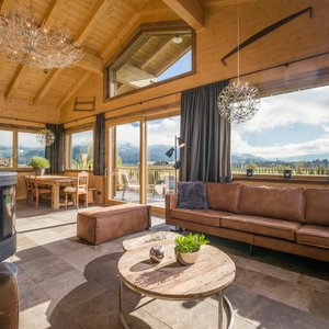 Livingroom cottage with fireplace, big flat-tv, kitchen and diningarea