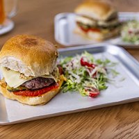 Náš burger - Hovězí mleté maso z čestru s goudou a nakládanou cuketou v naší bulce