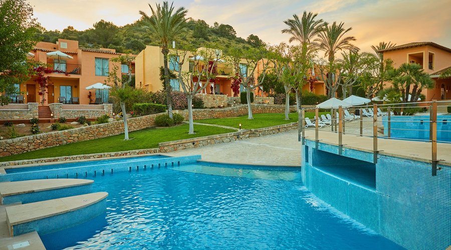 Vista General piscina con Suites 