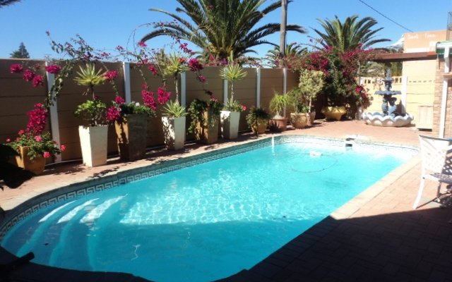 Swimming pool
Closed in winter or
if water restrictions requirement