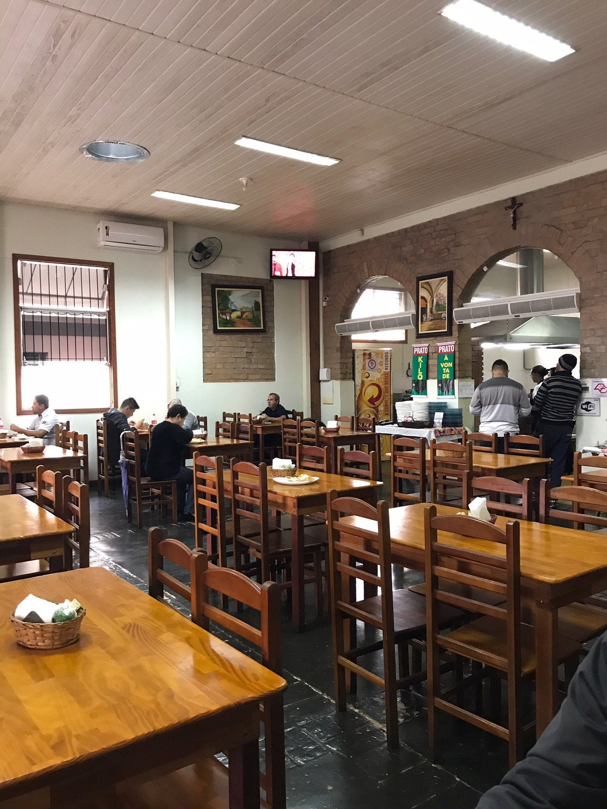 localizado de frente com praça – Foto de Bell Restaurante E Lanchonete,  Tremembé - Tripadvisor