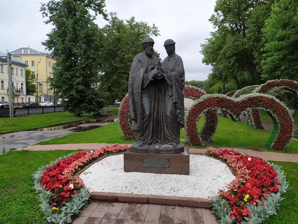 Памятник любви и верности. Памятник Петру и Февронии в Ярославле. Памятник Петру и Февронье Рославль лето. Памятник Петру и Февронии в центре Ярославля. Памятник Петру и Февронии в Ярославле фото.