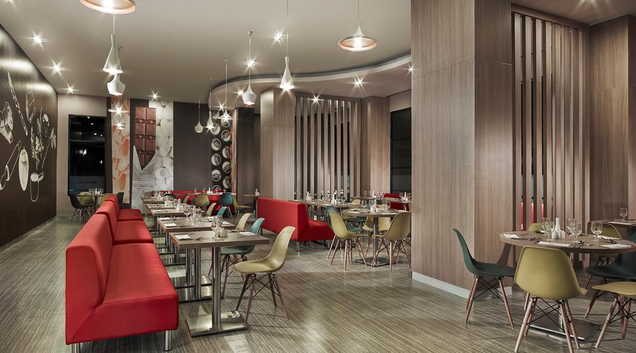 Located at Lobby Area provides indoor and outdoor sitting space, offer local and international cuisine. Available for breakfast, lunch and dinner.
