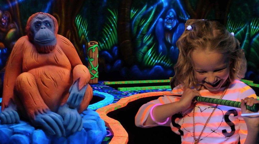 GlowGolf Middelburg, meisje bij onze Aap