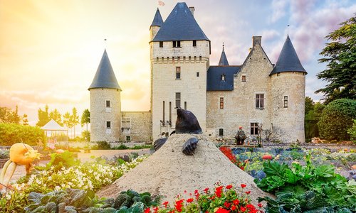 le couche de soleil sur un chateau de la loire, le Rivau