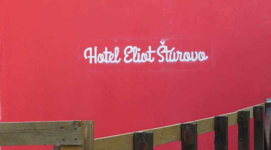 Šturovo: Hotel Šturovo; Schild an der Straße