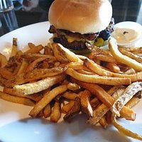 Le hamburger avec ses frites ....