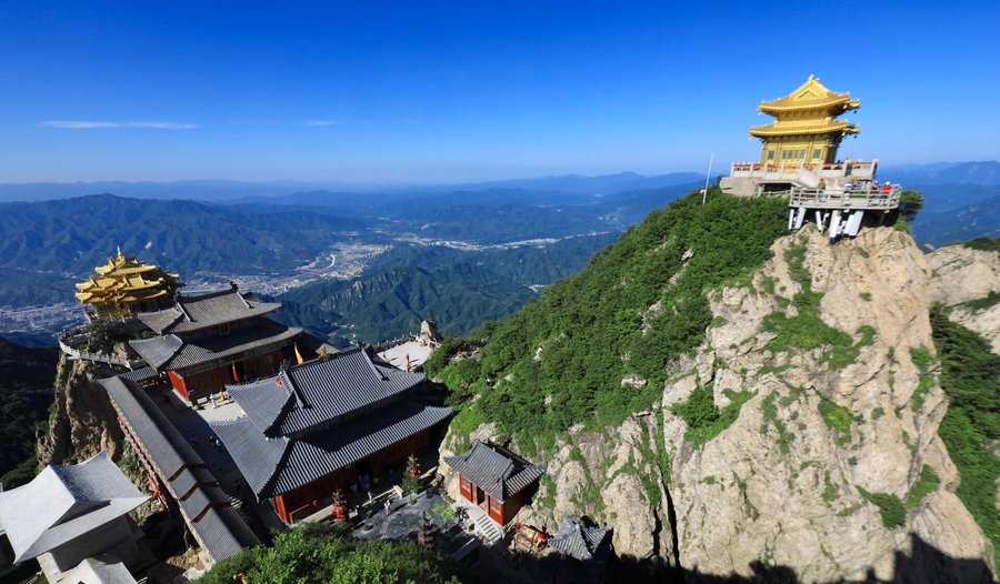 説這是我來河南五次，最喜歡的景點，應該也不為過，一整個拍到手軟，可惜兩小時的時間不夠我繞十里畫屏一圈，但也夠美的亂七八糟了。
 老君山是秦嶺余脈伏牛山的主峰，海拔高達2200餘米。被道教尊稱為太上老君的李耳（即老子）曾在此山修煉，唐太宗因此將景室山改名為老君山。
 加入小虎食夢網line@生活圈:@foodtiger，美食，旅遊資訊不漏勾。
 小虎食夢網ig:rabbit38844
 #河南老家
 #老子
 #伏牛山