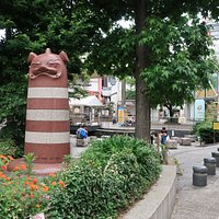 中央のモニュメントが「ろっくん」