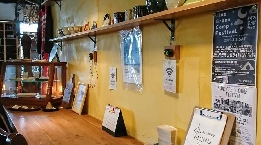 店内にはカウンターとテーブル席があります