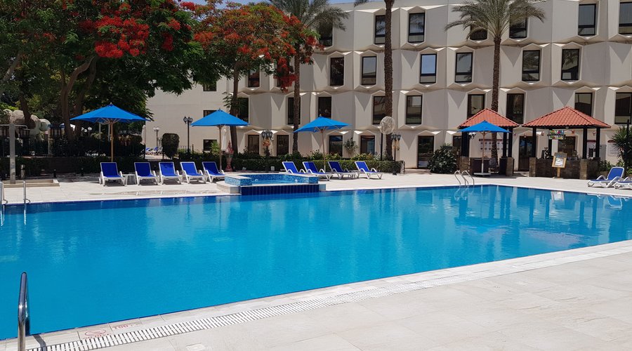 room pool view