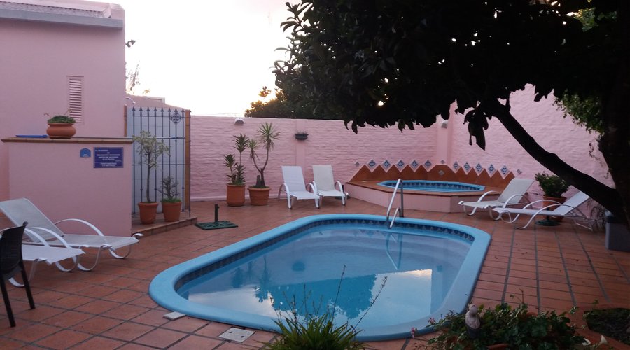 PISCINA ABIERTA EN EL PATIO TRASERO DEL HOTEL